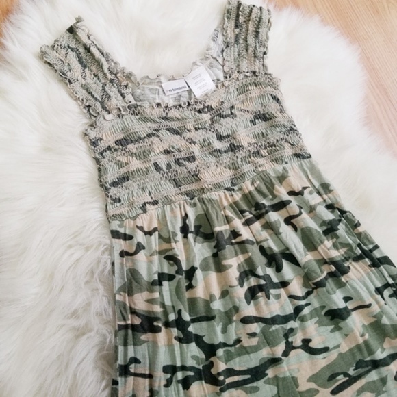 Green Camo Printed Elastic Smocked Sleeveless Top - Picture 4 of 7